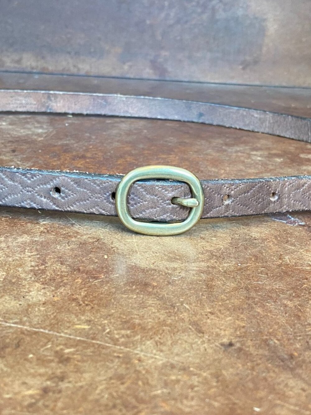 90s Women's Eddie Bauer Brown Leather Diamond Embossed Brass Buckle Skinny Belt
